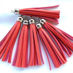 7,5 cm-es piros műbőr bojt táskadísz fityegő