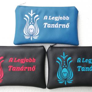A Legjobb Tanárnő Hímzett neszi,pénztárca,telótartó választható színben