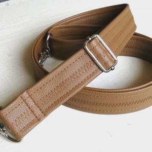 Állítható méretű barna textilbőr táskafül karabinerekkel 3cm széles
