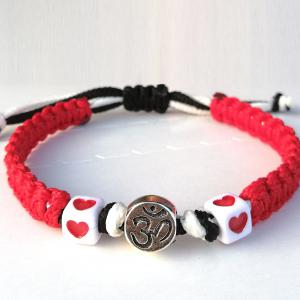AUM (mindenség) kabala makramé karkötő fekete-piros kis szivekkel