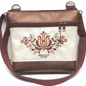 Bella crossbody oldaltáska 28x24cm - Hímzett Matyó mintás Hungarian Folkart28 Bronz-pezsgő