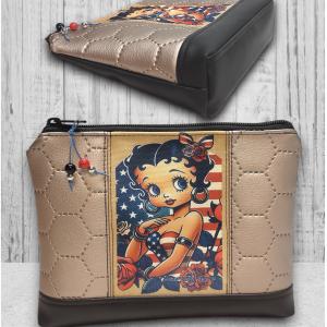 Betty Boop 01 - Nagyméretű nyomtatott panellal díszített vízálló talpas textilbőr neszesszer