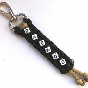 DAEWOO feliratos paracord  slusszkulcsdísz kulcstartó karabinerrel Fekete-keki