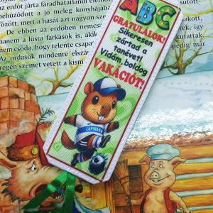 Designer könyvjelző gyerekeknek tanév vége vakáció ajándék - Focizó Capybara