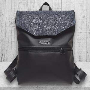 Elegáns fekete-3D platina - Bőrpántos fedélrészes pakolós Liza hátizsák 4 zsebbel 36x30x8cm