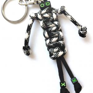 Fekete fehér emberke paracord táskadísz kulcstartó karabinerrel