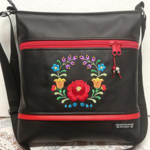 Hímzett 30x30-as pakolós válltáska oldaltáska fekete HungarianFolkart05