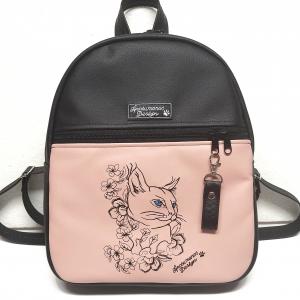Hímzett Back Pack M hátizsák - Bájos cica virágokkal - textilbőr pántokkal fekete-pasztellrózsaszín 33x27x10