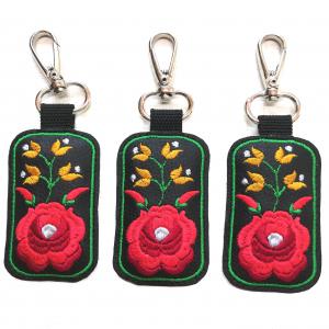 Hímzett Kalocsai virágos kulcstartó karabinerrel színes hímzés fekete alapon