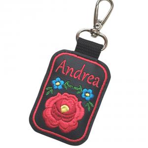 ►Hímzett Kalocsai virágos neves kulcstartó karabinerrel