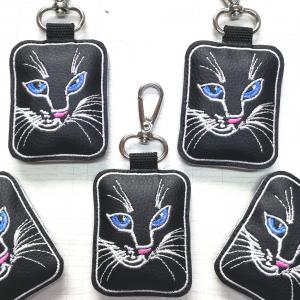 Hímzett kékszemű cica kulcstartó karabinerrel fekete