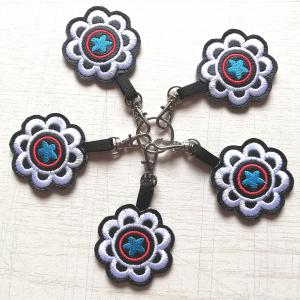 Hímzett kis virág táskadísz kulcstartó karabinerrel