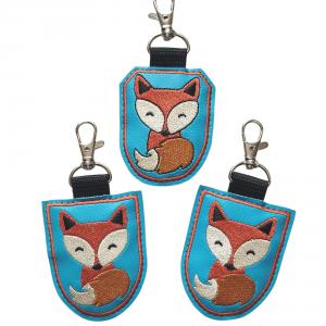 Hímzett kisróka kulcstartó táskadísz karabinerrel ajándék kék