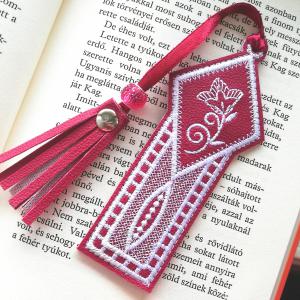 Hímzett könyvjelző bojttal- bordó alapon fehér -TKJ1