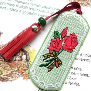 Hímzett könyvjelző bojttal- vörös rózsák menta alapon