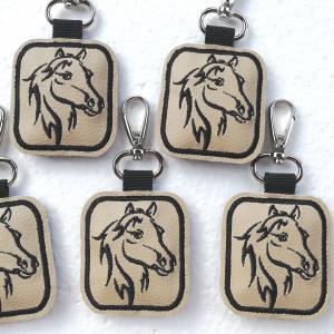 Hímzett lovas kulcstartó karabinerrel beige-fekete