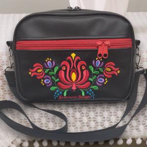 Hímzett Matyó virágos Helena crossbody oldaltáska övtáska 22x17x7cm - Fekete alapon Hungarian Folkart28