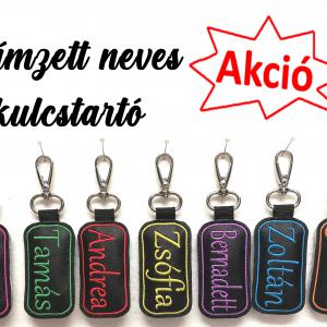 ►Hímzett neves kulcstartó karabinerrel