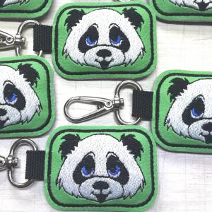 Hímzett panda maci kulcstartó karabinerrel