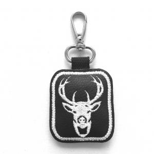 Hímzett szarvas kulcstartó karabinerrel fekete-fehér