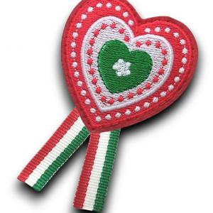 Hímzett szív alakú textilbőr kokárda kitűző