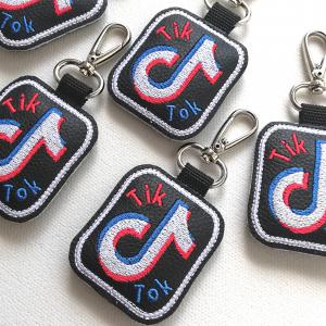 Hímzett TikTok kulcstartó karabinerrel