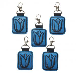 Hímzett tulipános kulcstartó karabinerrel fekete-kék