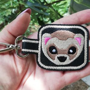 Hímzett vadászgörény bőrkulcstartó kulcsdísz táskadísz