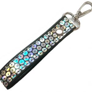 Hologramos textilbőr kulcstartó táskadísz karabinerrel fekete - szivárvány flitter