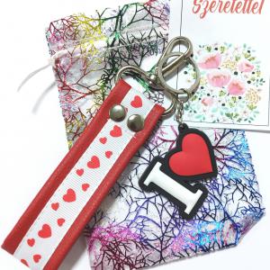 I Love You műbőr kulcstartó karikával karabinerrel ajándéktasakban