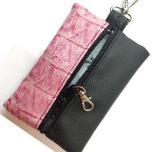 Karabineres felakasztható felemás textilbőr kulcscsomótartó, aprótartó, kártyatartó fekete-gyűrt rose