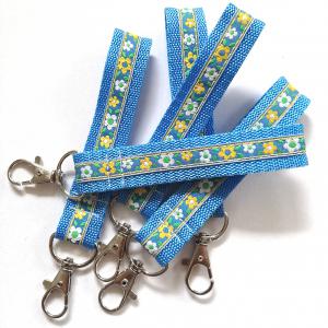 Kék virágos heveder kulcstartó táskadísz karabinerrel