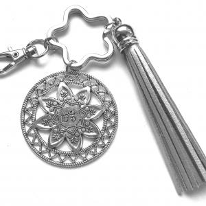 Kelta nap kulcstartó táskadísz nagy ezüst bojttal és karabinerrel