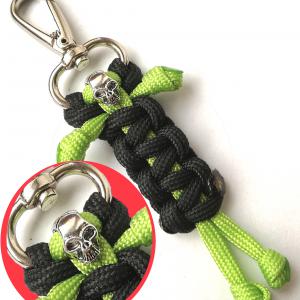 Koponyás Alien paracord  kulcstartó karabinerrel Fekete-olivazöld