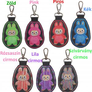 LABUBU hímzett kulcstartó táskadísz karabinerrel választható színben 8cm