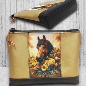 Lovas 01 - Nagyméretű nyomtatott panellal díszített vízálló talpas textilbőr neszesszer