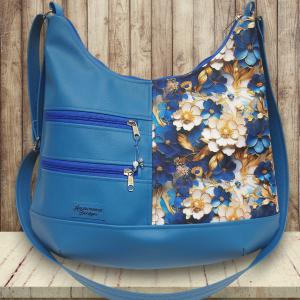 MAXI sokzsebes felemás textilbőr pakolós táska aranyló virágok kék alapon textilbőr pánttal