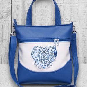 Melanie pakolós válltáska oldaltáska - Hímzett népi szívmintás kézifüllel és textilbőr vállpánttal Kék-fehér