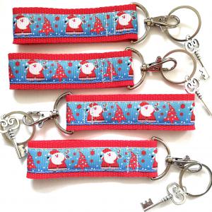 Mikulás heveder kulcstartó táskadísz karabinerrel karikával kulcs fityegővel