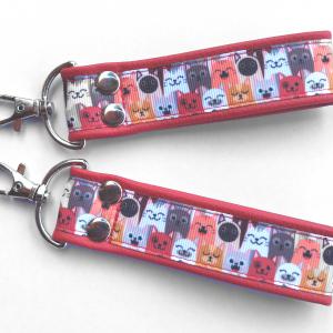 Mosolygó cicák bordó textilbőr kulcstartó táskadísz karabinerrel