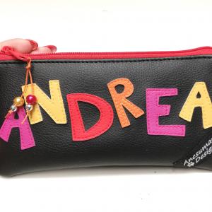 Neves textilbőr tolltartó neszeszer női név szines betűk fekete alap piros cipzár