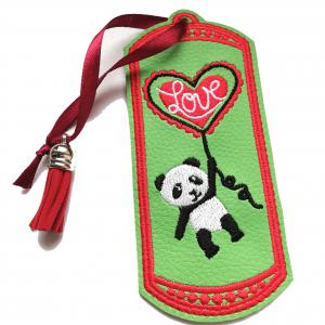Panda maci Love lufival hímzett könyvjelző bojttal
