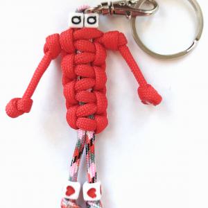 Piros emberke paracord táskadísz kulcstartó karabinerrel és karikával