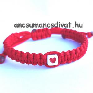 Piros védelmező kabala makramé karkötő szivecskével