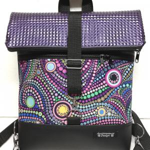 Roll Up Maxi dupla pántos hátizsák sok zsebbel - Fekete lilával és spirálbuborékokkal