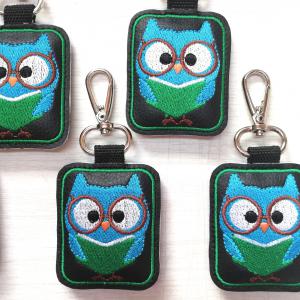 Szemüveges olvasó bagoly fiú hímzett kulcstartó karabinerrel
