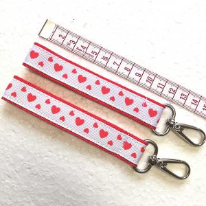 Szivecskés heveder kulcstartó táskadísz karabinerrel piros-fehér