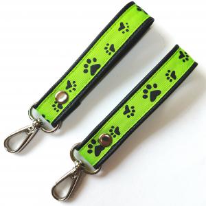 Tappancsok textilbőr kulcstartó táskadísz karabinerrel fekete neonzöld