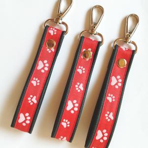 Tappancsok textilbőr kulcstartó táskadísz karabinerrel fekete piros