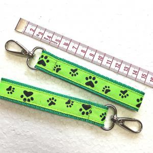 Tappancsos heveder kulcstartó táskadísz karabinerrel zöld